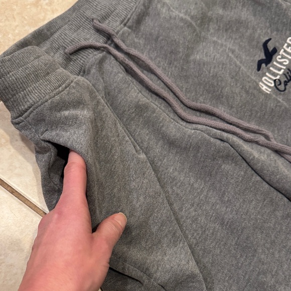 Hollister Women’s XS Grey Jogger Sweatpants with Logo and Pockets - Picture 5 of 8